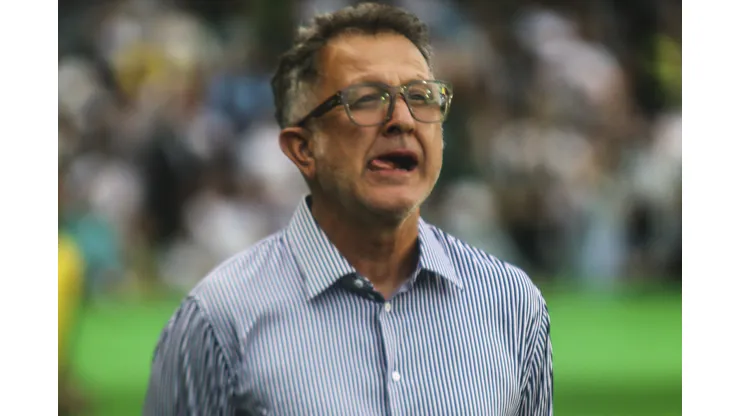 Juan Carlos Osorio técnico do Athletico-PR durante partida contra o Coritiba no estádio Couto Pereira pelo campeonato Paranaense 2024