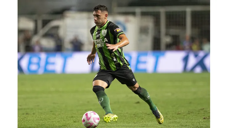 Emmanuel Martínez, com a camisa do América-MG, durante confronto no Campeonato Brasileiro de 2023.