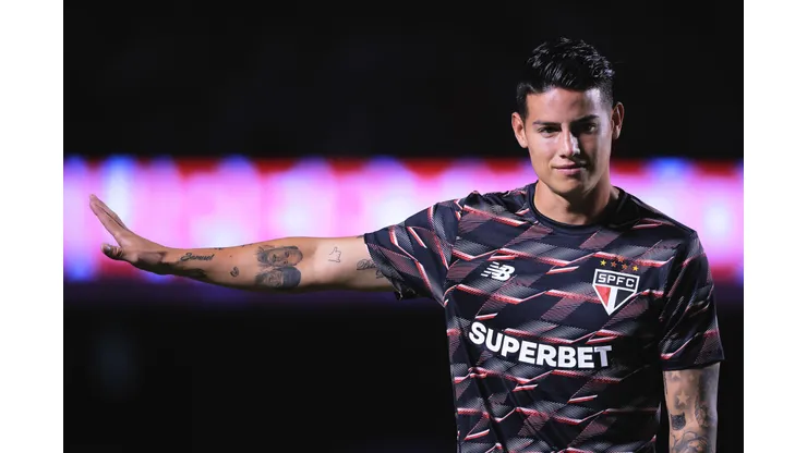 James Rodríguez durante aquecimento antes do confronto contra o Palmeiras no Campeonato Paulista de 2024.