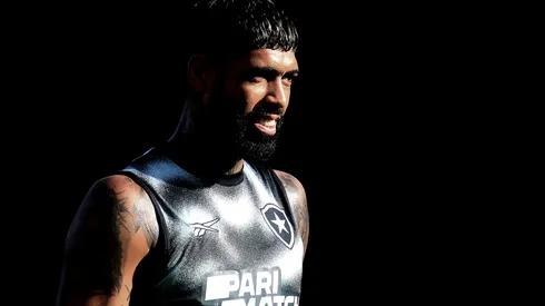 Barboza, com a camisa do Botafogo, em treinamento no CT do clube em fevereiro de 2024.