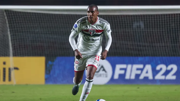 Luizão, hoje zagueiro do West Ham, com a camisa do São Paulo na Copa Sul-Americana de 2022.