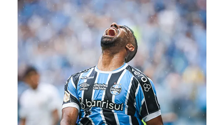 Galdino jogador do Gremio lamenta durante partida contra o Corinthians no estadio Arena do Gremio pelo campeonato Brasileiro A 2023. Futuro do jogador segue agitando os bastidores. Foto: Maxi Franzoi/AGIF