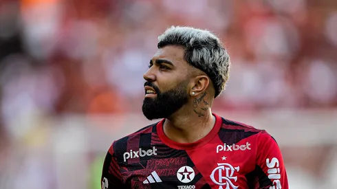 Gabigol, atacante do Flamengo, durante aquecimento para o confronto contra o América-MG no Campeonato Brasileiro de 2023.