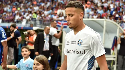 Gustavo Martins, jogador do Gremio durante entrada em campo para partida contra o Bahia no estadio Arena Fonte Nova pelo campeonato Brasileiro A 2023. Zagueiro está sofrendo no Sul. Foto: Walmir Cirne/AGIF