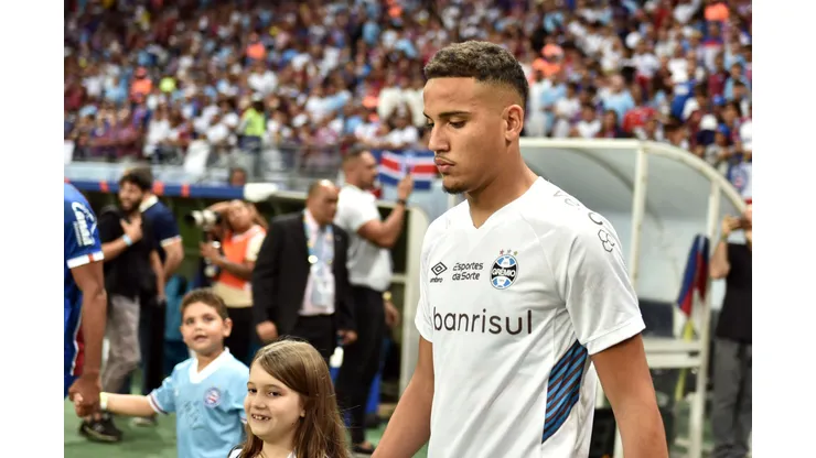 Gustavo Martins, jogador do Gremio durante entrada em campo para partida contra o Bahia no estadio Arena Fonte Nova pelo campeonato Brasileiro A 2023. Zagueiro está sofrendo no Sul. Foto: Walmir Cirne/AGIF