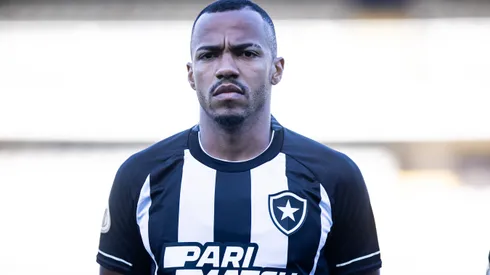 Marlon Freitas jogador do Botafogo durante partida contra o Santos no estadio Vila Belmiro pelo campeonato Brasileiro A 2023. Meia pode deixar o Fogão. Foto: Abner Dourado/AGIF