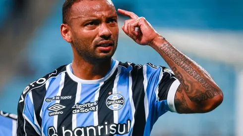 JP Galvao jogador do Gremio comemora seu gol durante partida contra o Sao Jose no estadio Arena do Gremio pelo campeonato Gaucho 2024. Atacante está sofrendo no Sul. Foto: Maxi Franzoi/AGIF