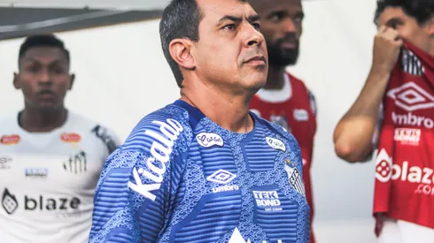 Fabio Carille tecnico do Santos durante execucao do hino nacional antes da partida contra o Palmeiras no estadio Vila Belmiro pelo campeonato Paulista 2024. Reinaldo Campos/AGIF