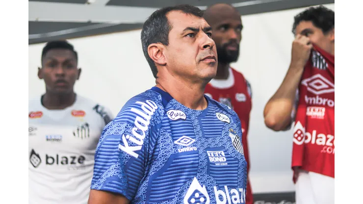 Fabio Carille tecnico do Santos durante execucao do hino nacional antes da partida contra o Palmeiras no estadio Vila Belmiro pelo campeonato Paulista 2024. Reinaldo Campos/AGIF