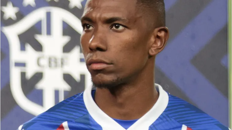 Kanu jogador do Bahia durante execução do hino nacional antes da partida contra o Coritiba no estádio Couto Pereira pelo campeonato Brasileiro A 2023.