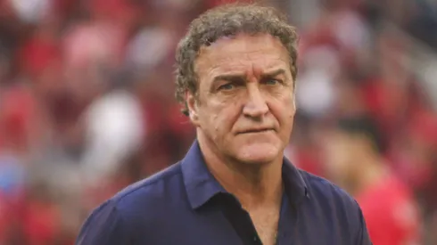 Cuca técnico do Athletico-PR durante partida contra o Vasco na Arena da Baixada pelo campeonato Brasileiro A 2024.