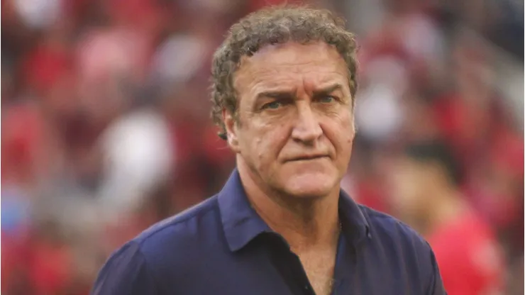 Cuca técnico do Athletico-PR durante partida contra o Vasco na Arena da Baixada pelo campeonato Brasileiro A 2024.