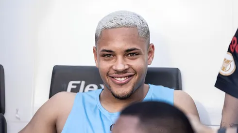 Vitor Roque jogador do Athletico-PR durante partida contra o Santos no estádio Vila Belmiro pelo campeonato Brasileiro A 2023. Atacante deve ficar no Barcelona.