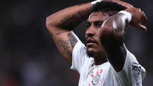Paulinho, jogador do Corinthians.