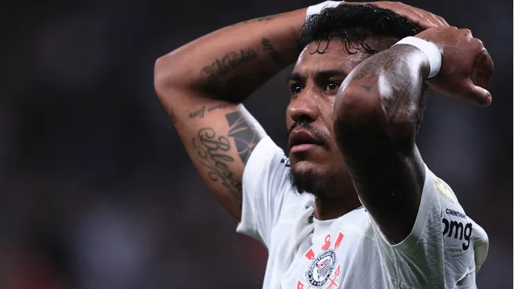 Paulinho, jogador do Corinthians.