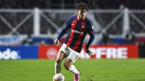Agustin Giay of San Lorenzo drives the ball during the Copa CONMEBOL Libertadores 2024 Group F match between San Lorenzo and Independiente del Valle at Pedro Bidegain Stadium on May 9, 2024 in Buenos Aires, Argentina. Lateral pode chegar ao Palmeiras.