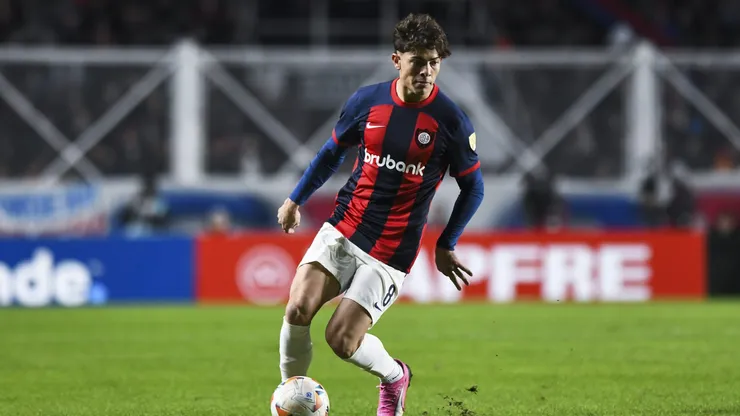 Agustin Giay of San Lorenzo drives the ball during the Copa CONMEBOL Libertadores 2024 Group F match between San Lorenzo and Independiente del Valle at Pedro Bidegain Stadium on May 9, 2024 in Buenos Aires, Argentina. Lateral pode chegar ao Palmeiras.