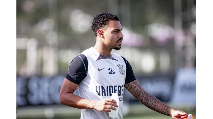 Matheuzinho durante chegada para treinamento no CT do Corinthians.