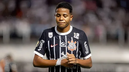 Wesley do Corinthians durante partida contra o Santos no estádio Vila Belmiro pelo campeonato Paulista 2024. Ponta deve deixar o clube.