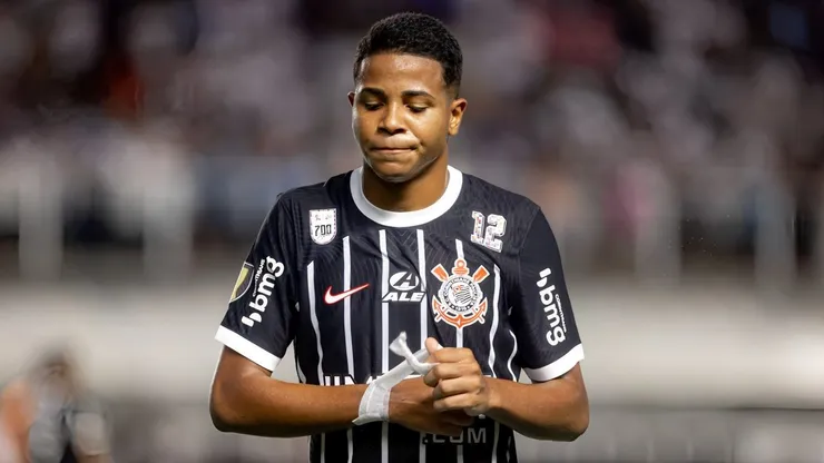 Wesley do Corinthians durante partida contra o Santos no estádio Vila Belmiro pelo campeonato Paulista 2024. Ponta deve deixar o clube.
