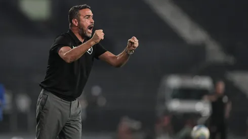 Artur Jorge pode ir a campo com time reforçado fora de casa.