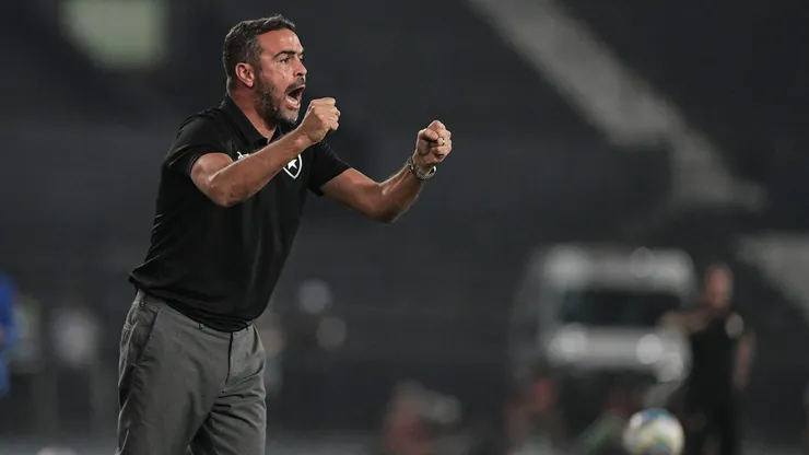 Artur Jorge pode ir a campo com time reforçado fora de casa.