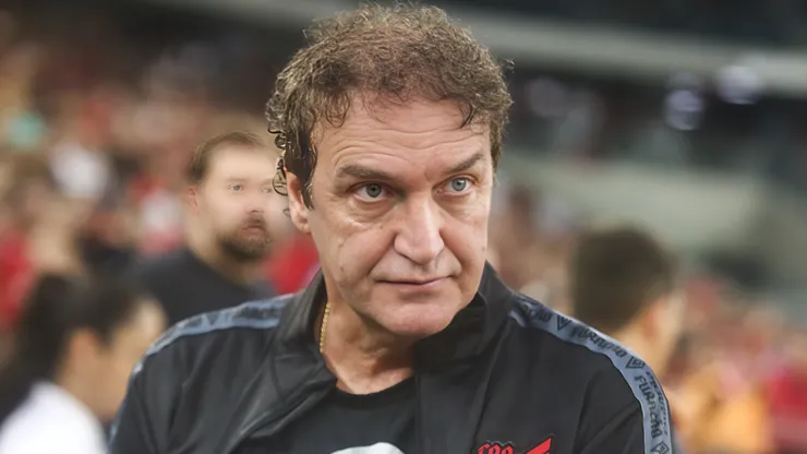 Cuca técnico do Athletico-PR durante partida contra o Londrina no estádio Arena da Baixada pelo campeonato Paranaense 2024. Treinador sofre pressão no clube.