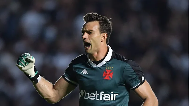 Léo Jardim comenta sobre Álvaro Pacheco.