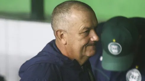 James Freitas terá que remontar o Coxa para o duelo longe de casa.
