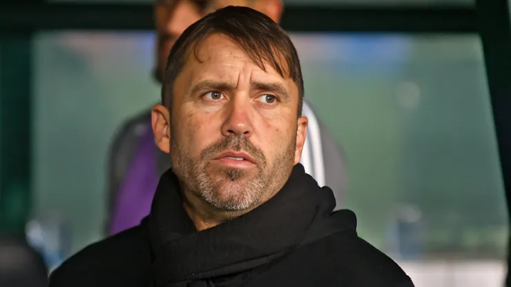 Eduardo Coudet técnico do Atlético-MG durante partida contra o Coritiba no estádio Couto Pereira pelo campeonato BRASILEIRO A 2023. Treinador é pressionado pela torcida.