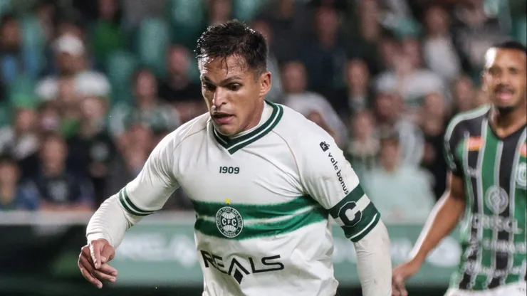 Robson jogador do Coritiba durante partida contra o Maringa no estadio Couto Pereira pelo campeonato Paranaense 2024. Robson Mafra/AGIF