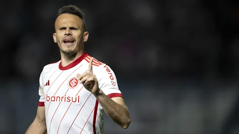Renê jogador do Internacional durante partida contra o Vasco no estádio São Januário pelo campeonato Brasileiro A 2023. Lateral foi rasgado pela torcida.