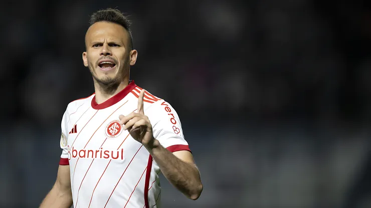 Renê jogador do Internacional durante partida contra o Vasco no estádio São Januário pelo campeonato Brasileiro A 2023. Lateral foi rasgado pela torcida.
