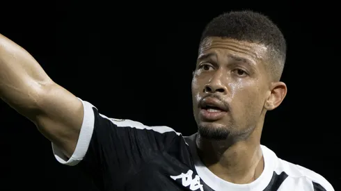 Álvaro Pacheco toma decisão sobre João Victor no Vasco.