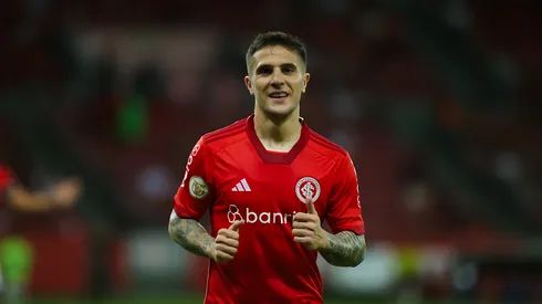 Fabricio Bustos jogador do Internacional durante partida contra o Bragantino no estádio Beira-Rio pelo campeonato Brasileiro A 2023. Lateral é pedido no Alviverde.