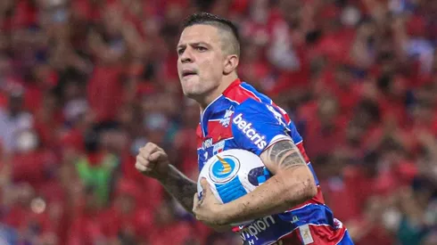 Renato Kayzer jogador do Fortaleza comemora seu gol durante partida contra o Colo-Colo no estadio Arena Castelao pelo campeonato Copa Libertadores 2022. Lucas Emanuel/AGIF