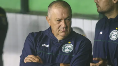 Treinador está à frente da equipe enquanto a diretoria busca um novo nome.
