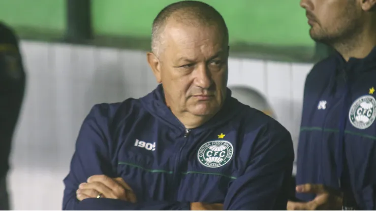 Treinador está à frente da equipe enquanto a diretoria busca um novo nome.
