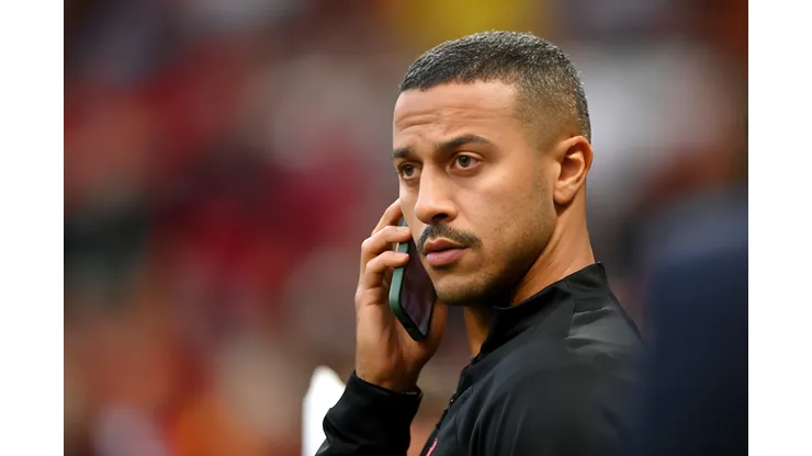 Thiago Alcantara of Liverpool is seen on the phone prior to the Premier League match between Manchester United and Liverpool FC at Old Trafford on August 22, 2022 in Manchester, England. Volante é sondado pelo Vasco