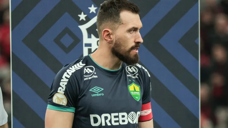 Walter goleiro do Cuiaba durante execucao do hino nacional antes da partida contra o Athletico-PR no estadio Arena da Baixada pelo campeonato Brasileiro A 2023. Goleiro pode ir para um adversário do Timão.