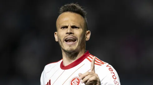 Renê jogador do Internacional durante partida contra o Vasco no estádio São Januário pelo campeonato Brasileiro A 2023.