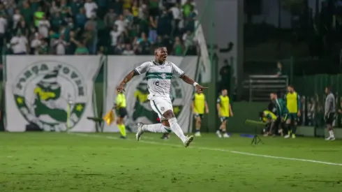 Foto: Gabriel Thá/Coritiba – Diogo Batista em partida com a camisa do Coritiba.