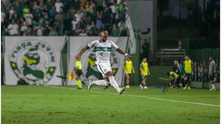 Foto: Gabriel Thá/Coritiba - Diogo Batista em partida com a camisa do Coritiba.