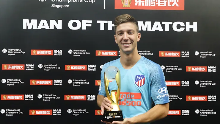 Luciano Vietto of Atletico Madrid is named Man of the Match during the International Champions Cup 2018 match between Atletico Madrid and Arsenal at the National Stadium on July 26, 2018 in Singapore. Atacante deve ir para o Cruzeiro.