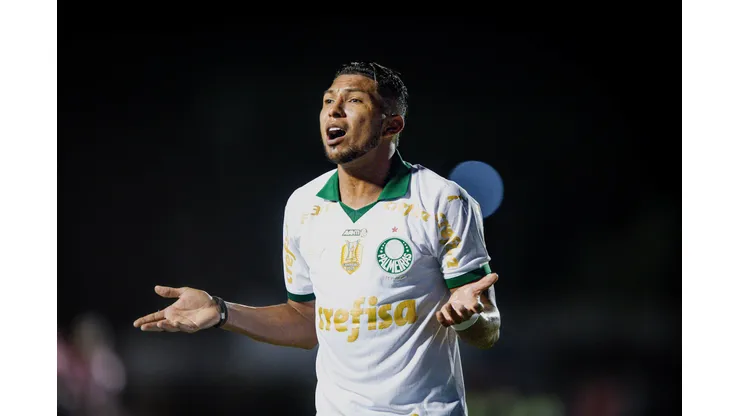 Rony durante confronto contra o Vitória na primeira rodada do Brasileirão 2024. Jogador entra na mira do Zenit.