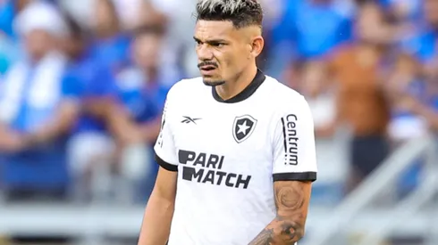 Tiquinho Soraes durante confronto contra o Cruzeiro no Campeonato Brasileiro de 2024.