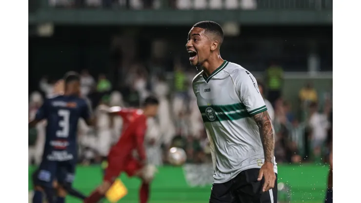 Éberth durante confronto contra o PSTC no Campeonato Paranaense de 2024. Jogador tem situação atualizada no Coritiba.