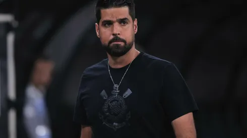 António Oliveira durante confronto contra o América-RN na Copa do Brasil. Treinador comenta sobre interesse em Deyverson.