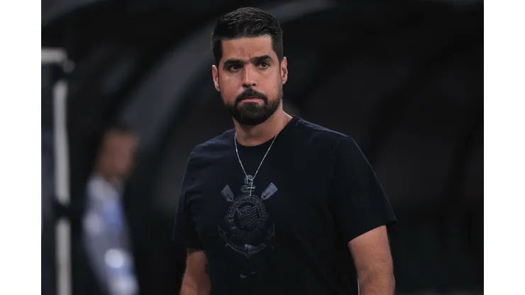 António Oliveira durante confronto contra o América-RN na Copa do Brasil. Treinador comenta sobre interesse em Deyverson.