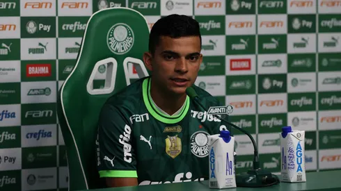 Bruno Rodrigues sendo apresentado como mais novo atleta da SE Palmeiras, na Academia de Futebol. (Foto: Cesar Greco/Palmeiras/by Canon)